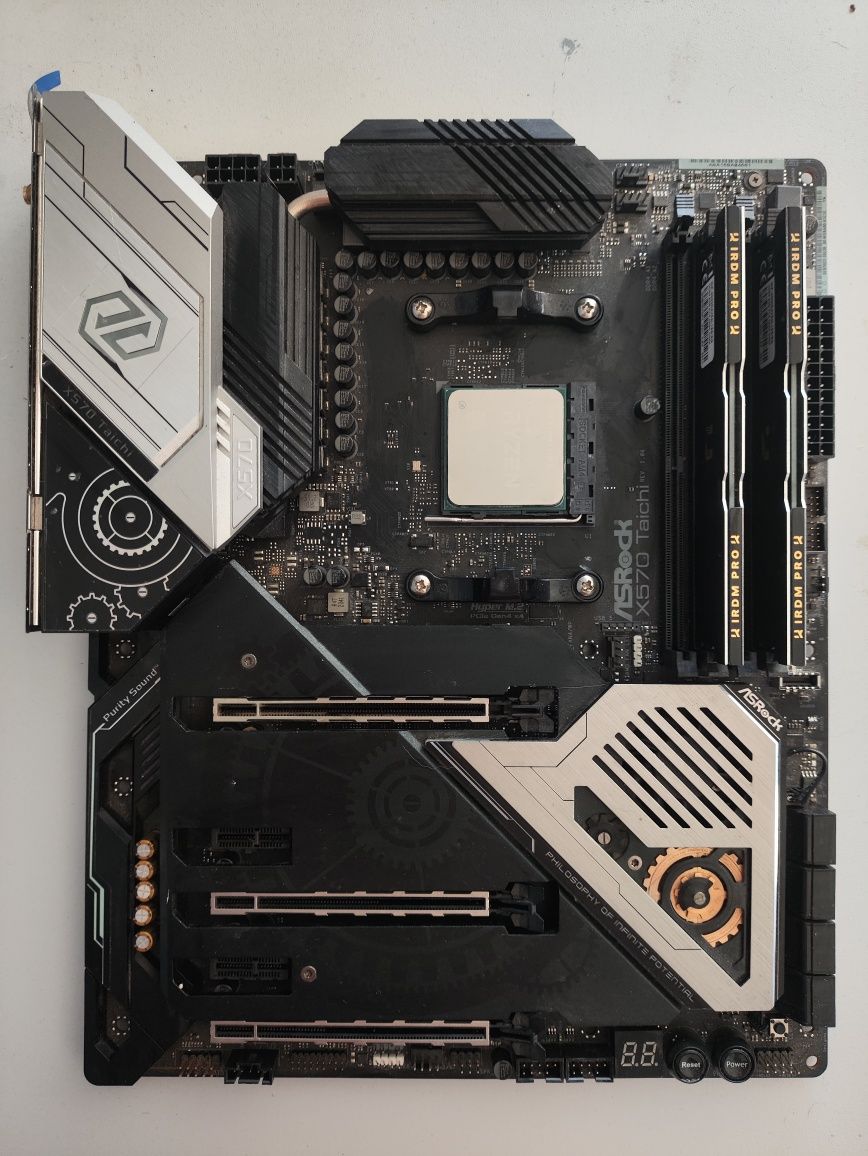На ноутбук: Asrock Taichi X570 (топ) / Ryzen 5600X/16GB DDR4 4000Mhz