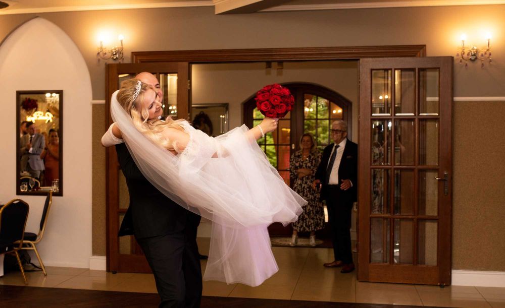 Długi 2,5 m welon ślubny z dlikatnym srebrnym brokatem IVORY