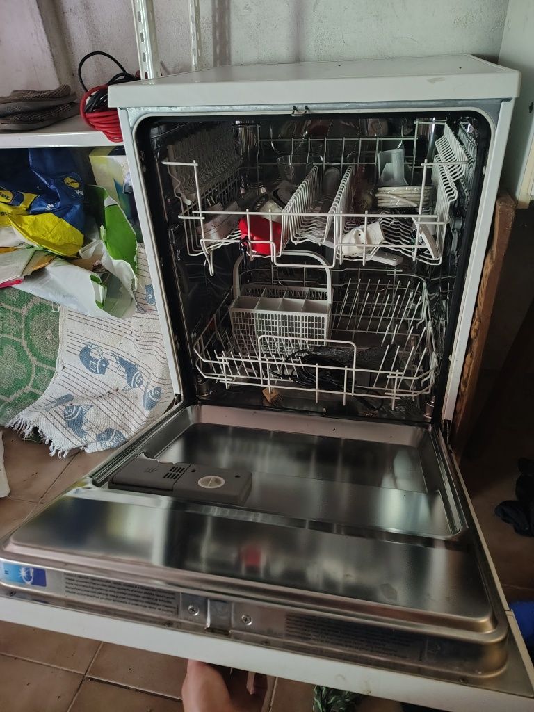 Vendo máquina lavar loiça marca zanussi nova nunca usada