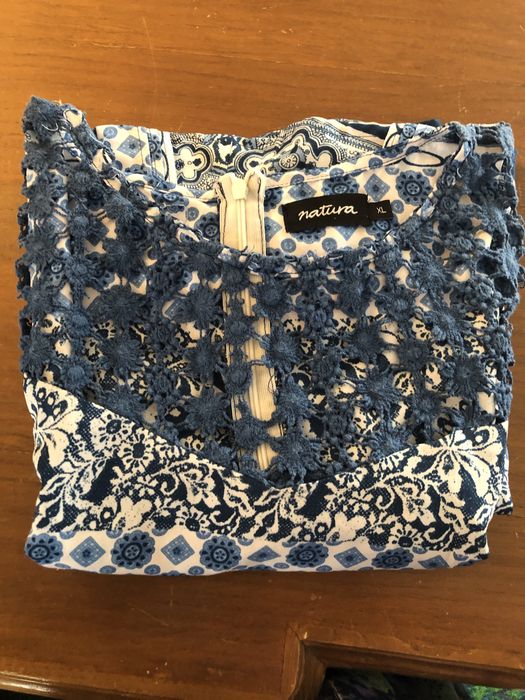 Bonito vestido em tom de azul com renda