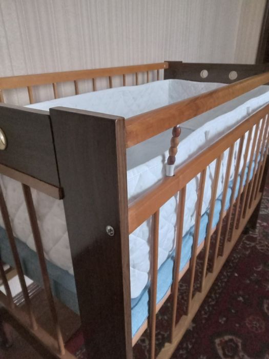 Дитяче  ліжечко.