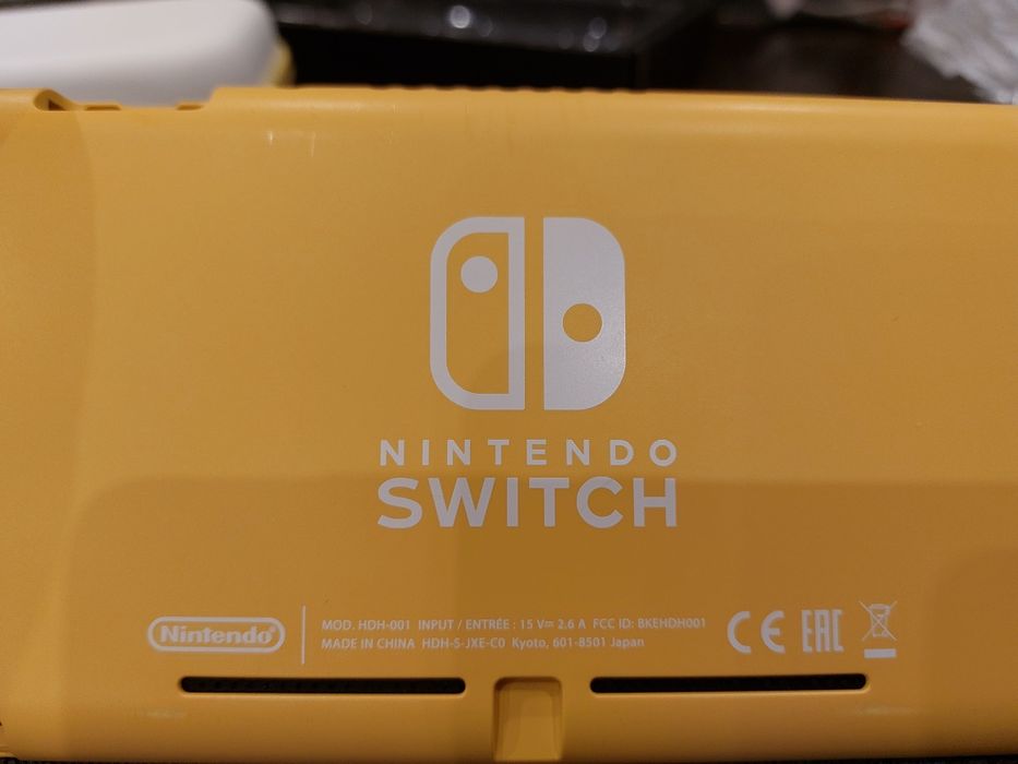 Shell original Nintendo Switch Lite Amarela