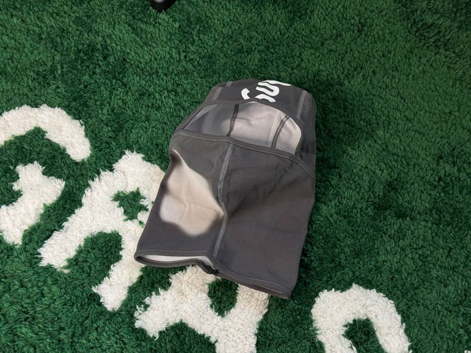 Балаклава Supeme яка змінює колір