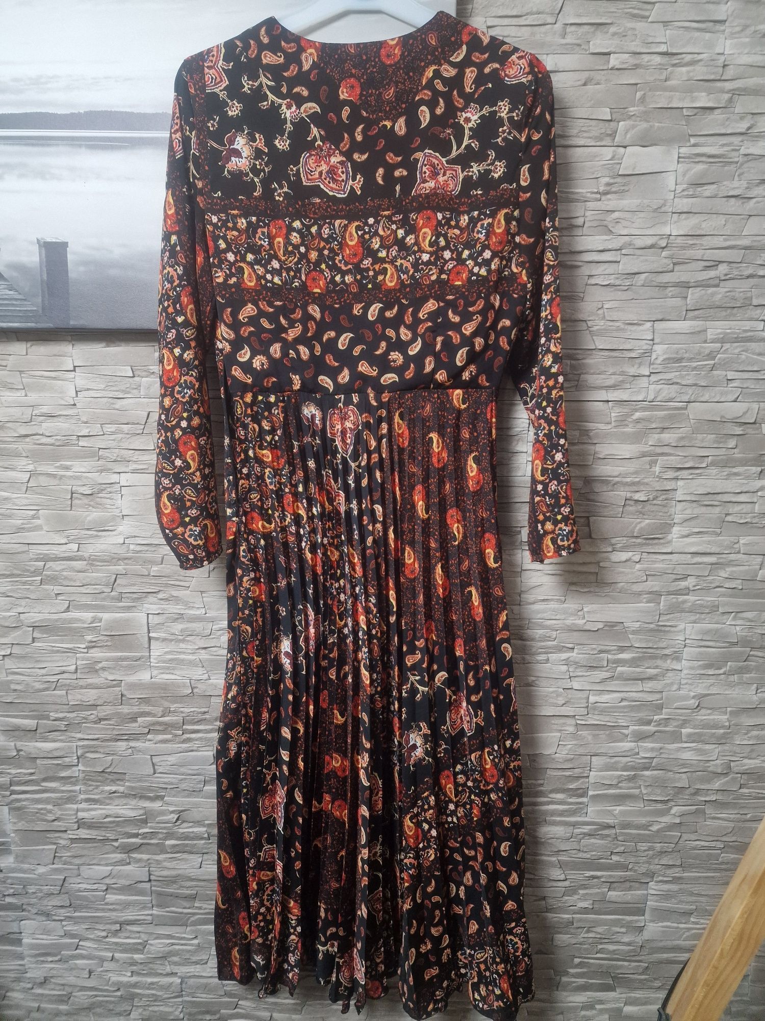 Piękna plisowana zwiewna sukienka maxi z wzorem paisley