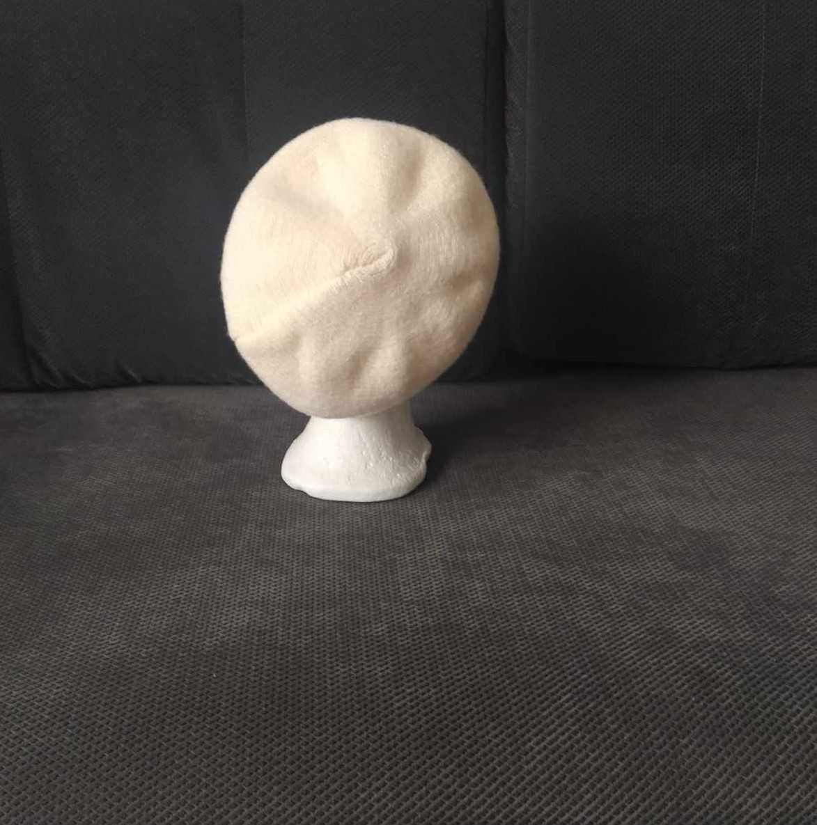 Czapka damska ecru