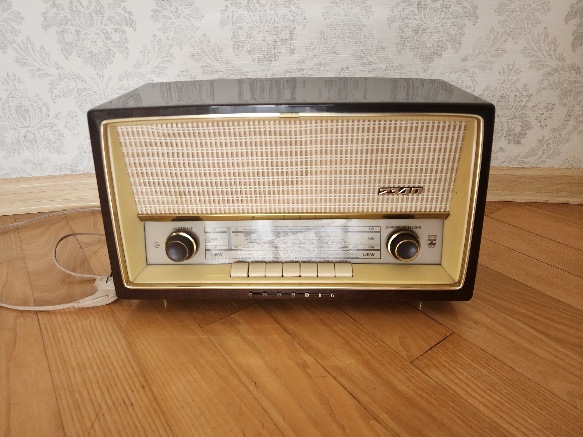 Радіоприймач 1950s Grundig 2340