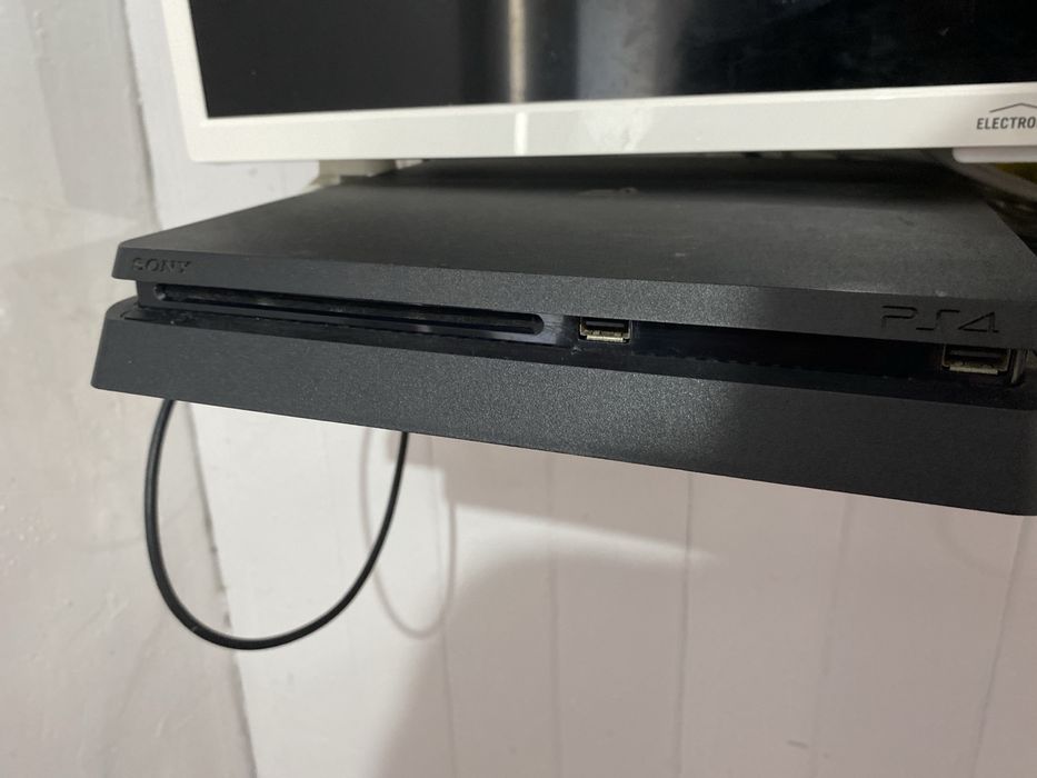 PS4 1TB + 4 jogos (sem comando)