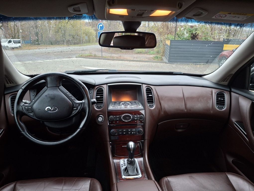 А втомобіль Infinity Qx50 2017 .