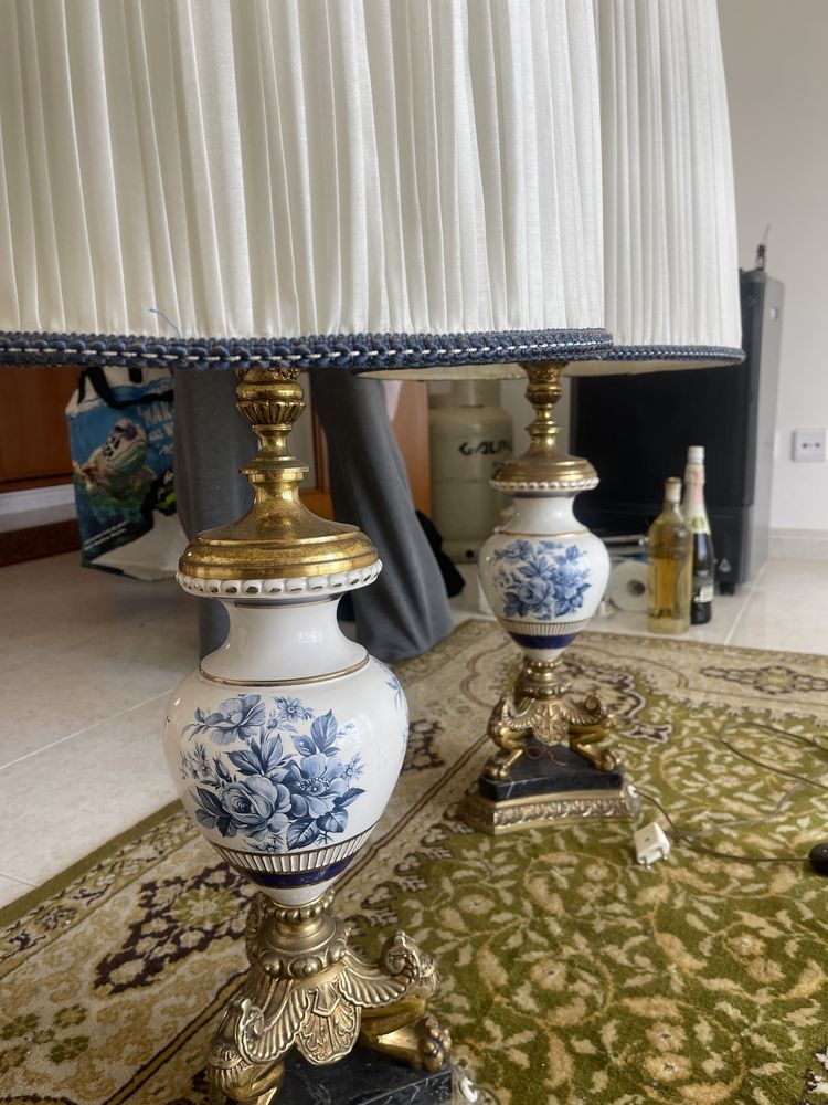 Par de candeeiros de chao altos em metal e porcelana bem antigos.