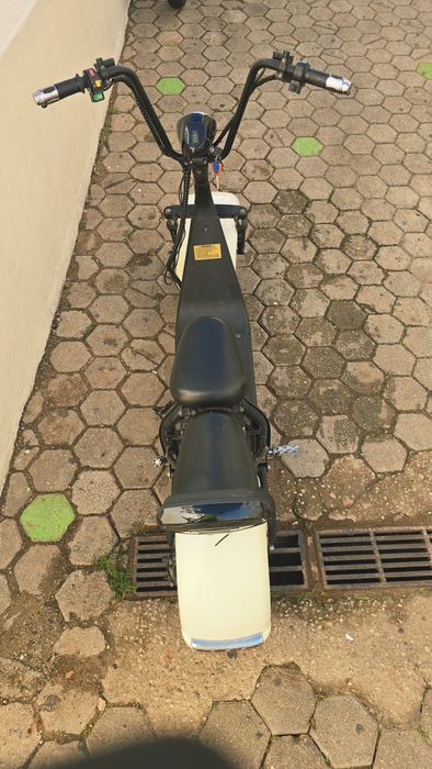 Não precisa de carta, moto elétrica, bateria removível, está avariada.