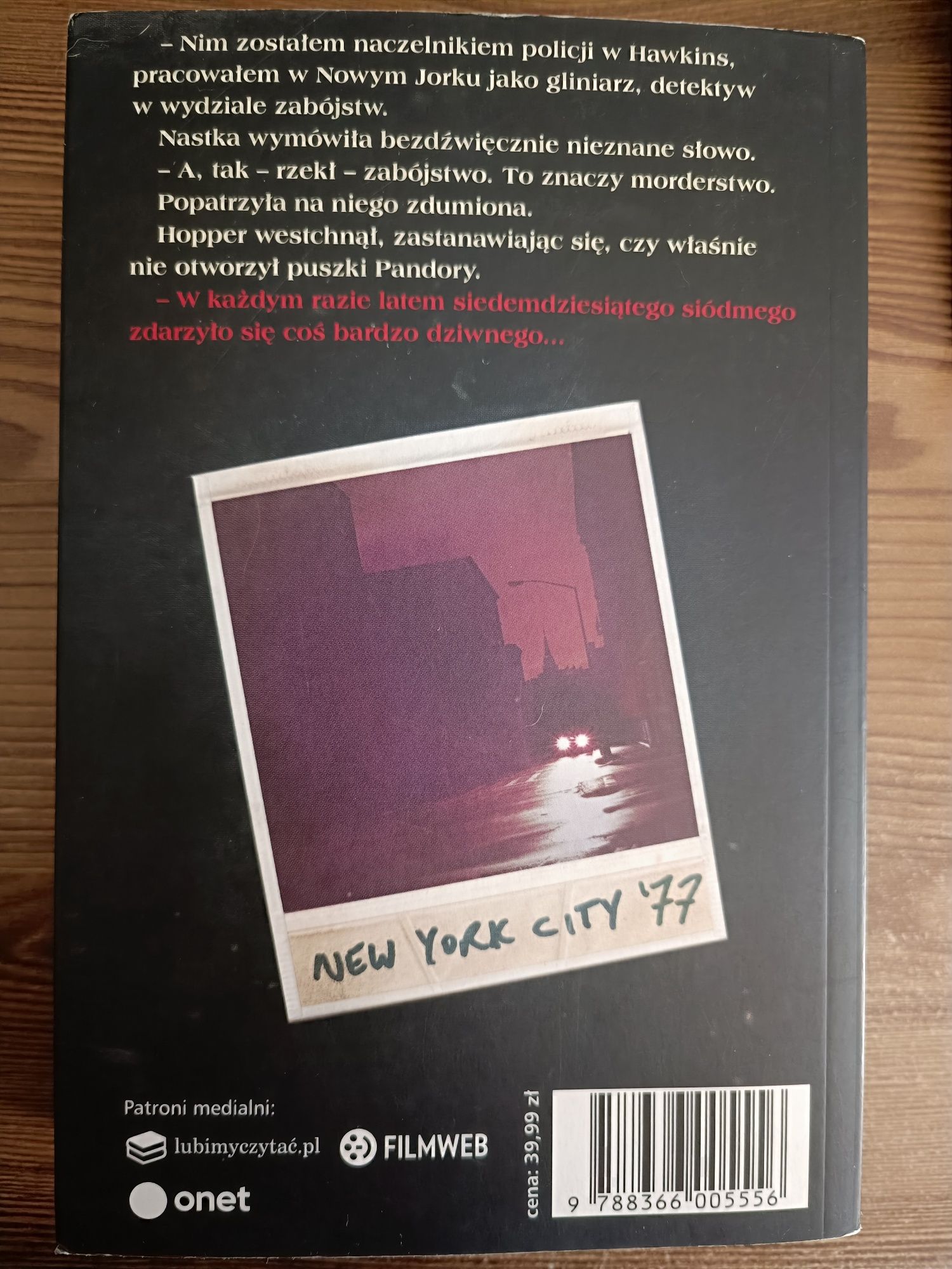 Książka Stranger Things Ciemność nad miastem  Adam Christopher