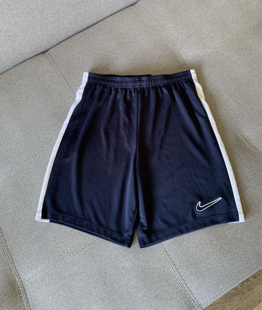 Спортивні шорти nike р.l  на 12-13 років р.147-158 футбольні