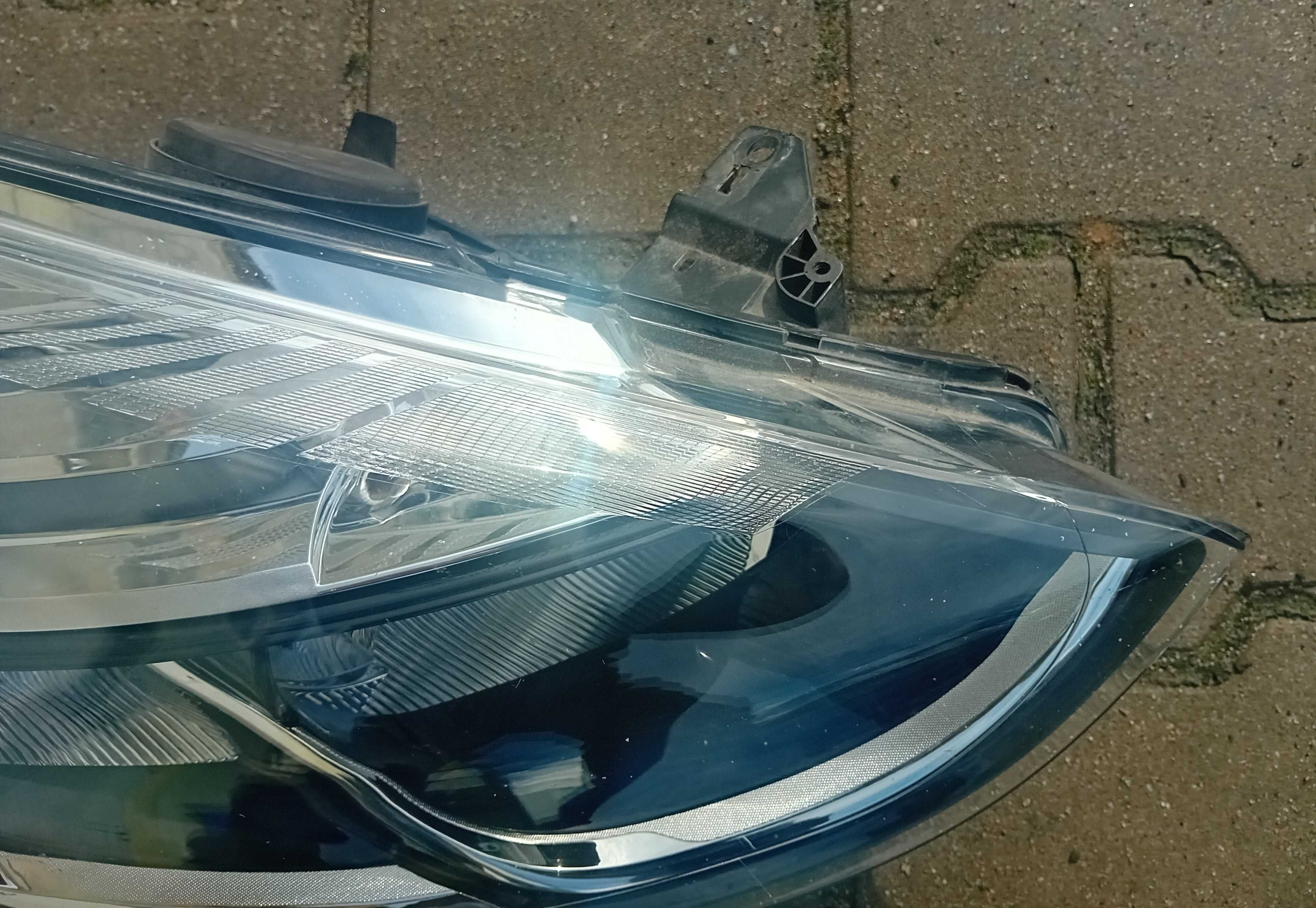 Renault Clio IV reflektor, lampa prawy przód.