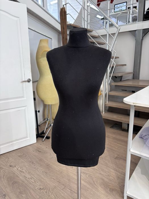 Манекен жіночий пластиковий ,обтягнутий чорною тканиною