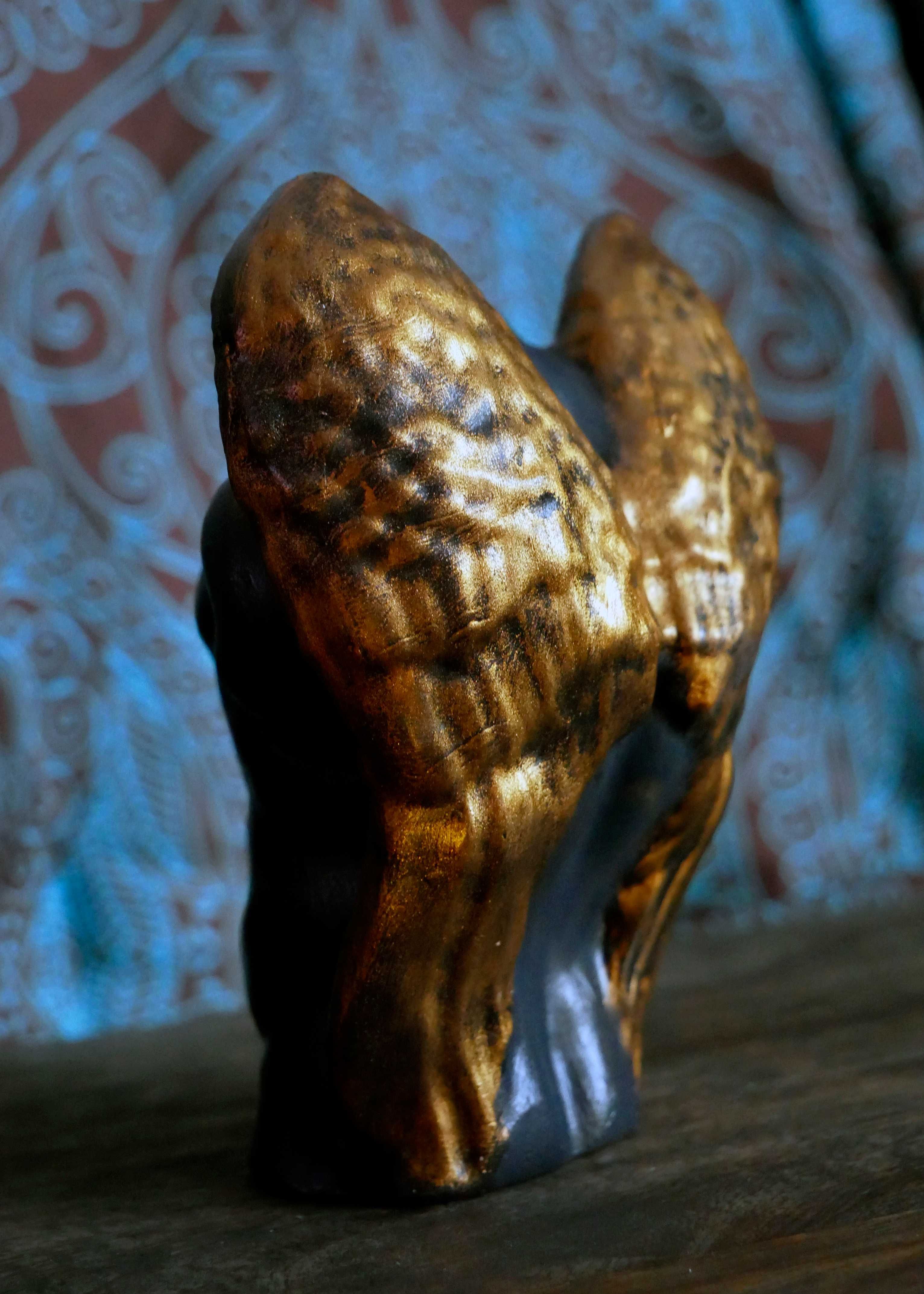 Czarno złoty anioł, figurka z gipsu, wys. 10,5 cm