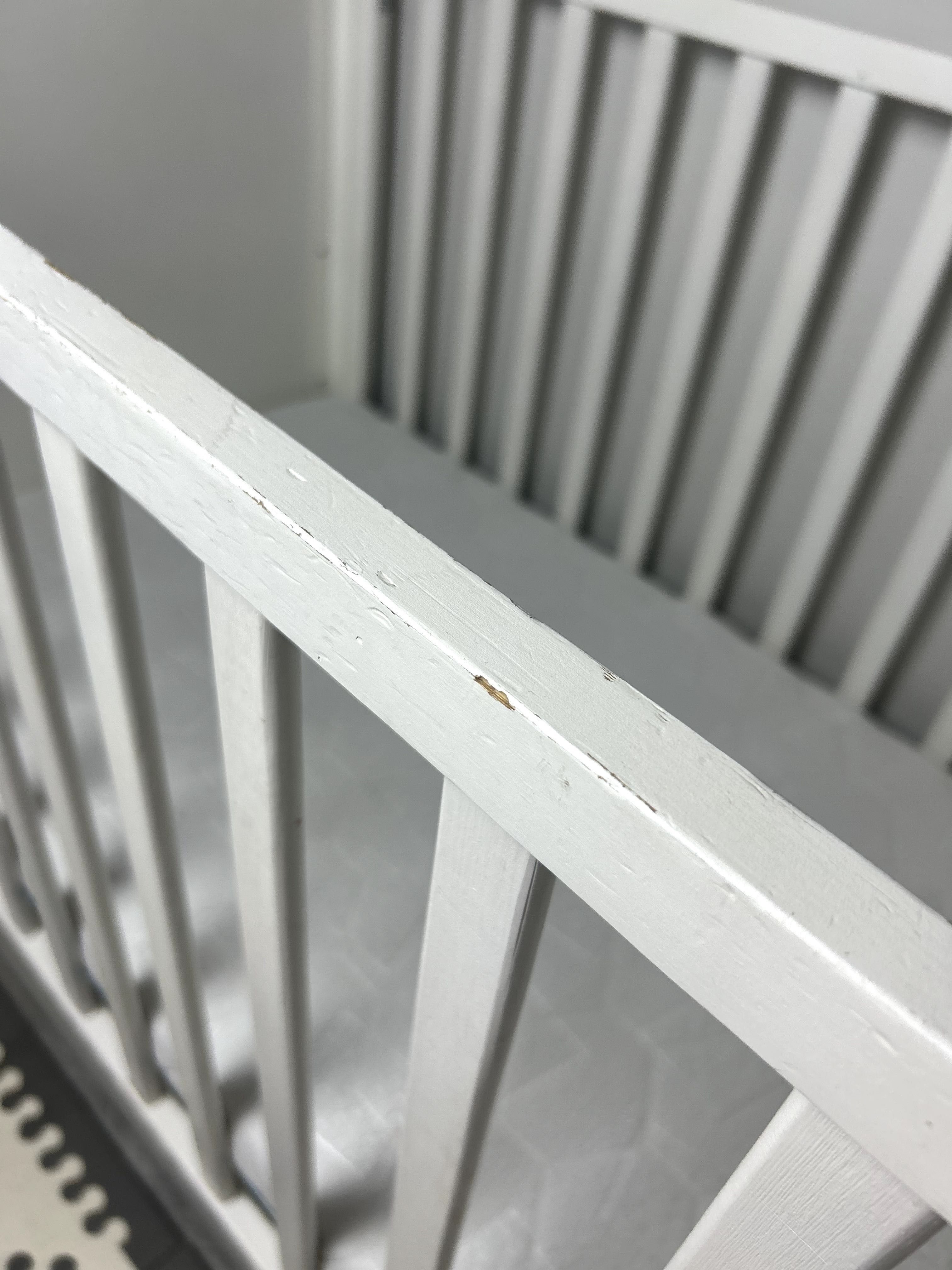 Woodies. Białe łóżeczko dziecięce z szufladą.