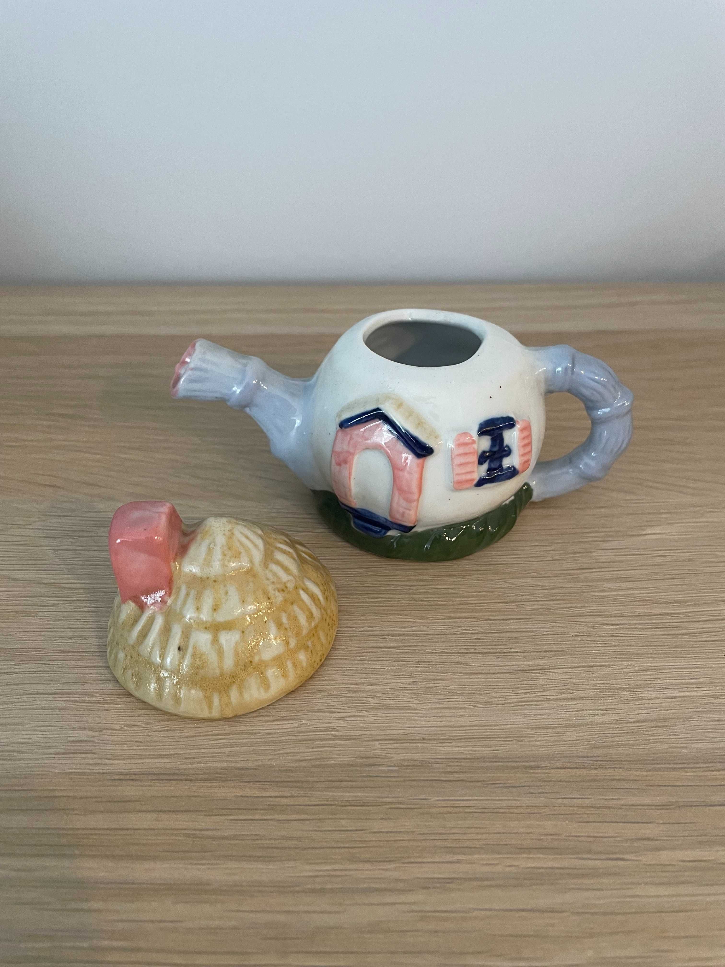 Porcelanowy domek czajniczek