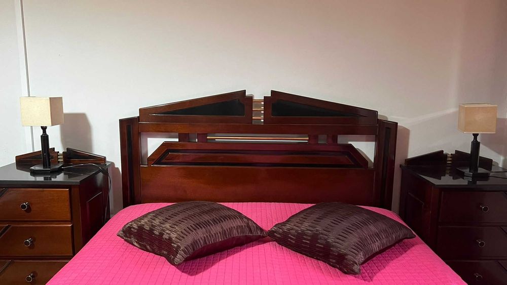 Quarto de casal em cerejeira. Em muito bom estado.