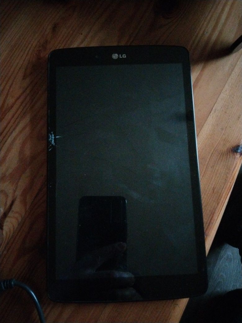 Tablet LG-V490 ,8 cali uszkodzony