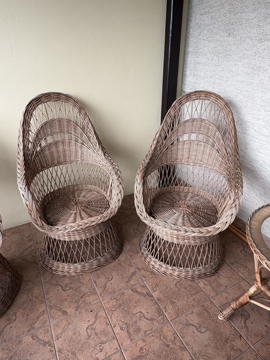 Komplet stół szklany i krzesła wiklinowe brązowe okrągłe na kole