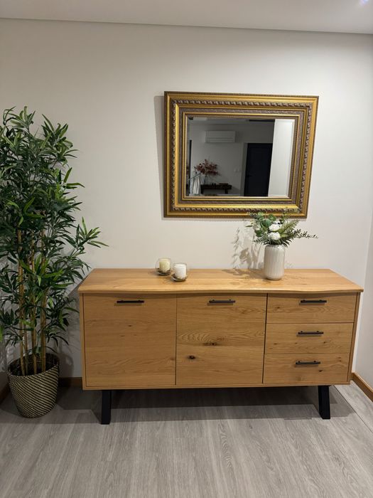 Aparador com 2 portas e 3 gavetas