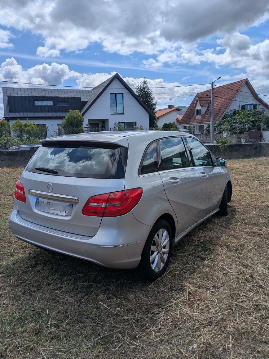Mercedes B180 CDI  Motor 1800 cc  Caixa automatica   Revisões Mercedes