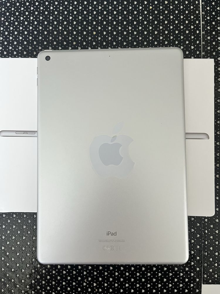 Apple iPad 10.2” 8. generacji 128GB + Smart Keyboard + akcesoria