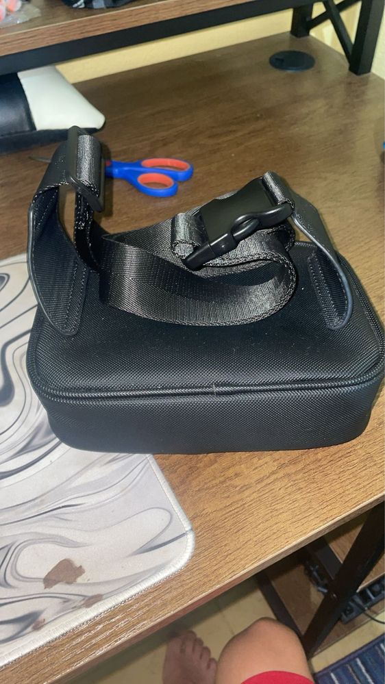 Bolsa lacoste preta, em muito bom estado