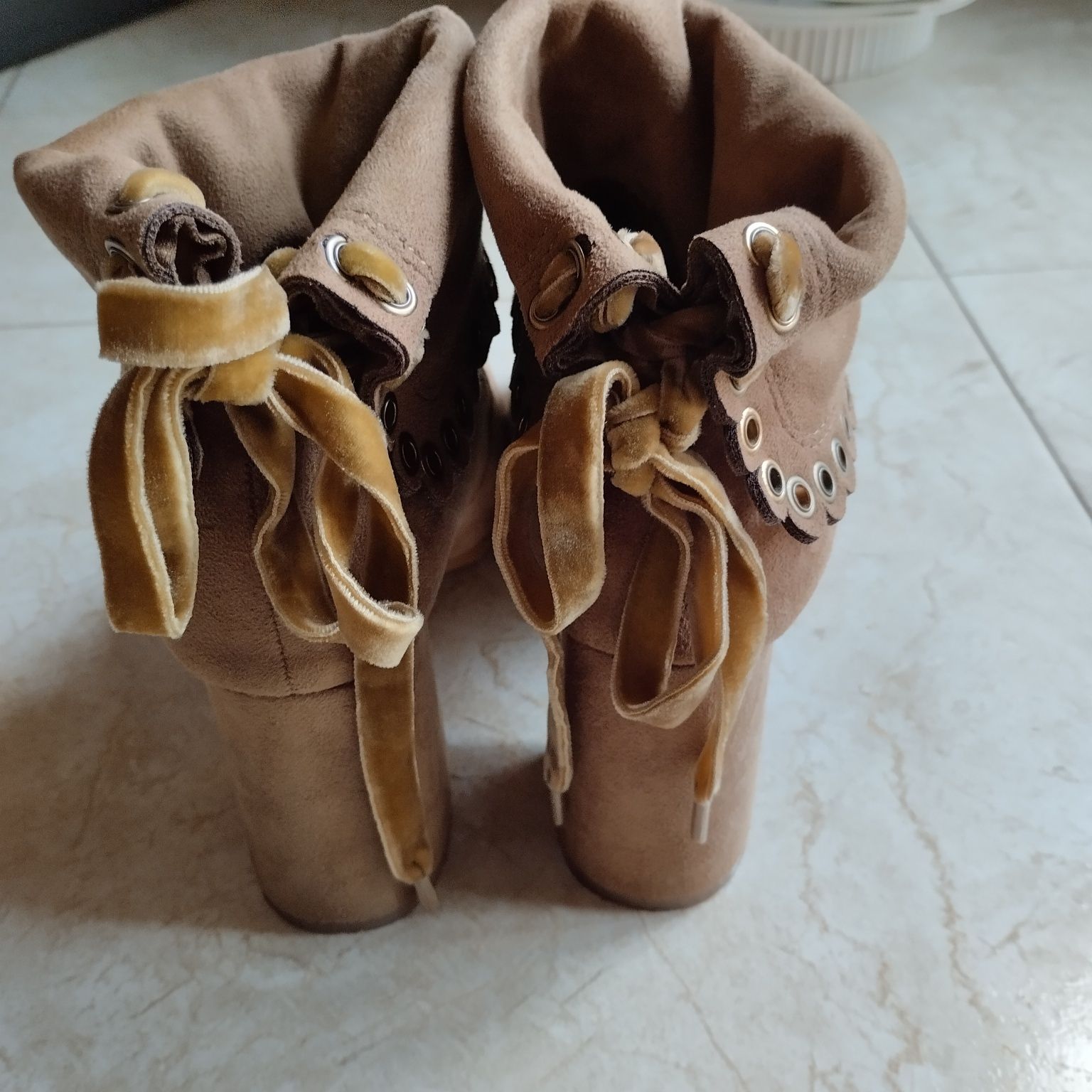 Botins camel, modernos.