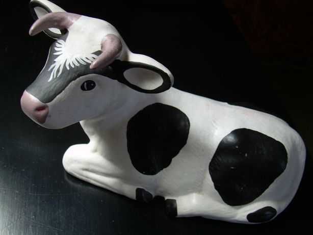 Łaciata krowa, figura ceramiczna