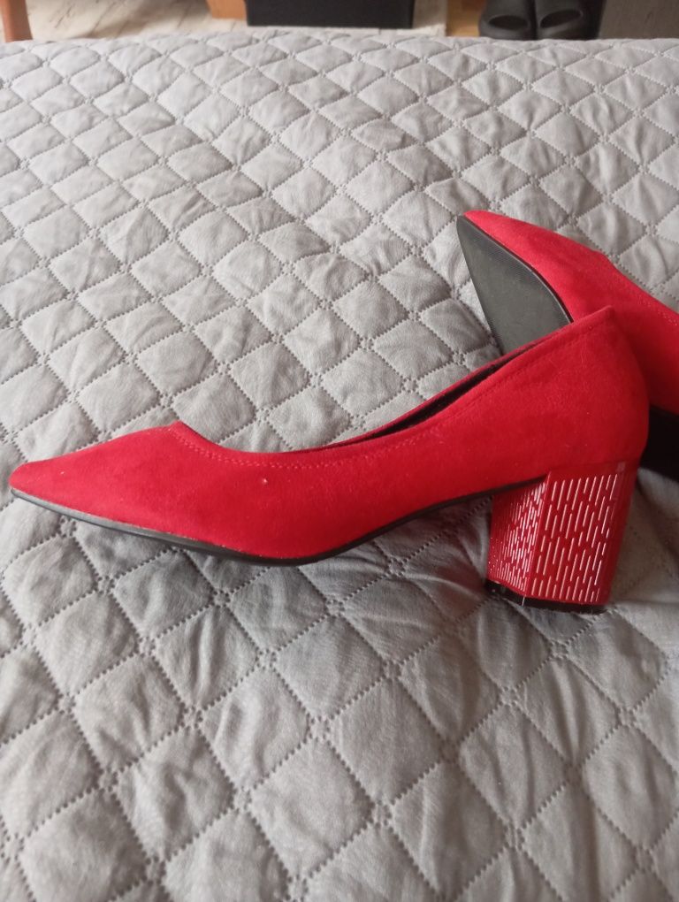 Czerwone buty na korku