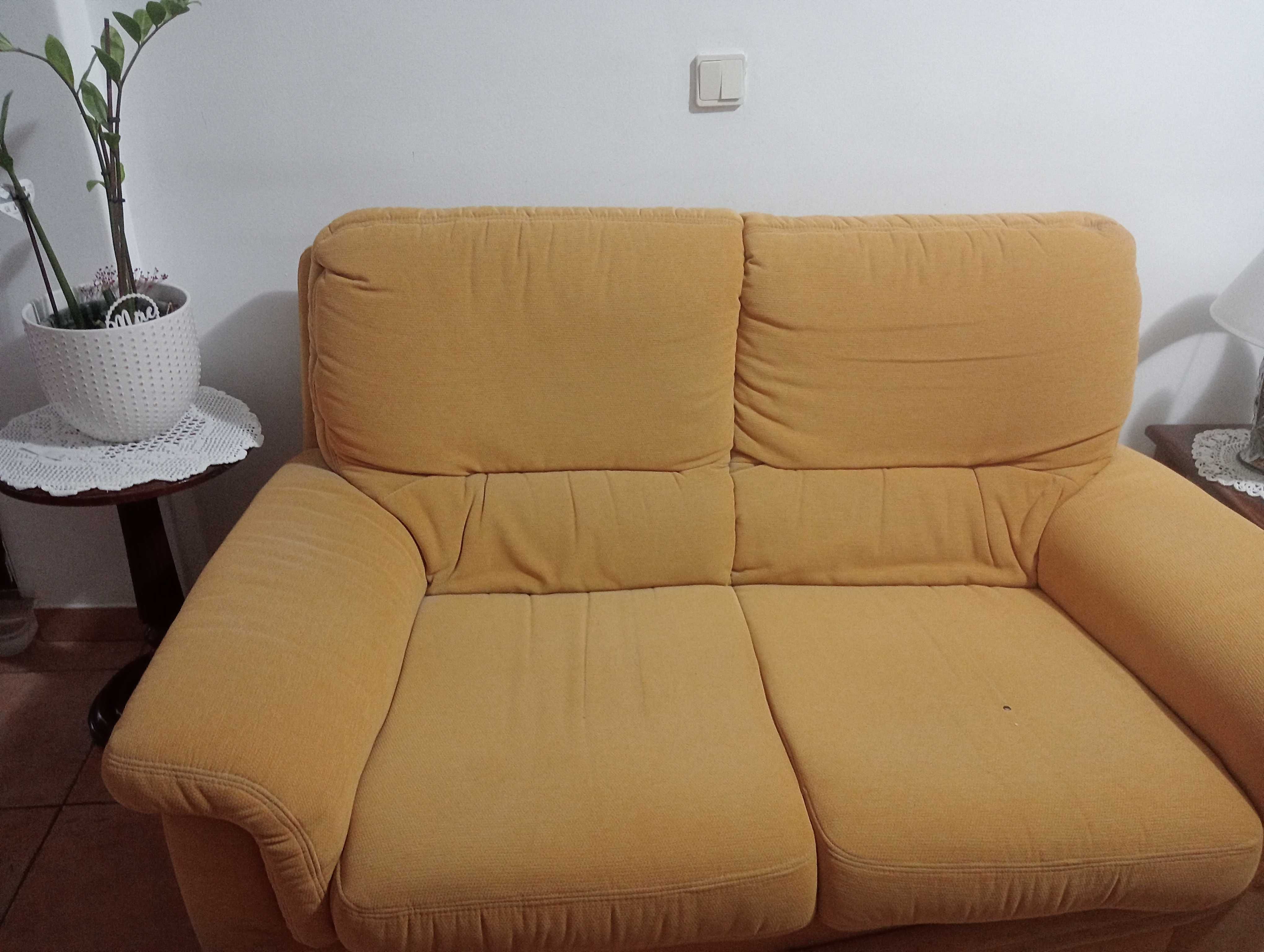 Sofá de dois lugares. 1,5 m cumprimento e 85 cm largura.