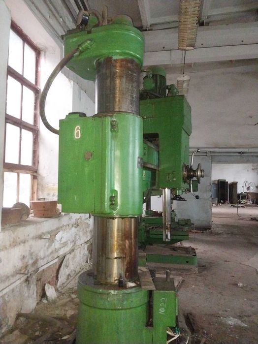 Токарний станок і велика свердлілка