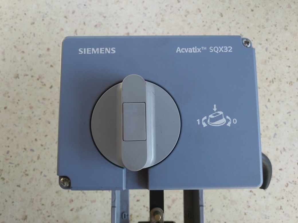 Siłownik elektromechaniczny Siemens Acvatix SQX 32 + zawór trójdrożny