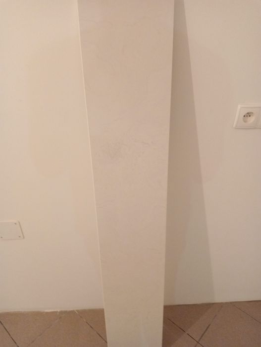 Parapet z konglomeratu biały