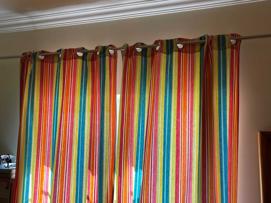 Candeeiro teto + 2 Cortinados + Candeeiro mesa às riscas coloridas