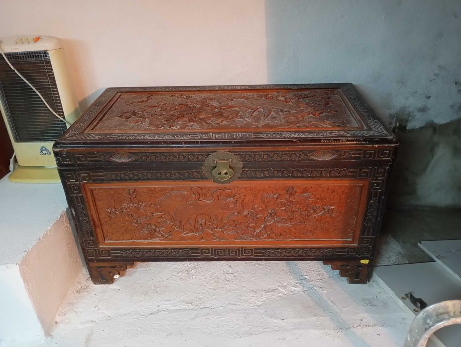 Mala/arca chinesa antiga em madeira de cânfora