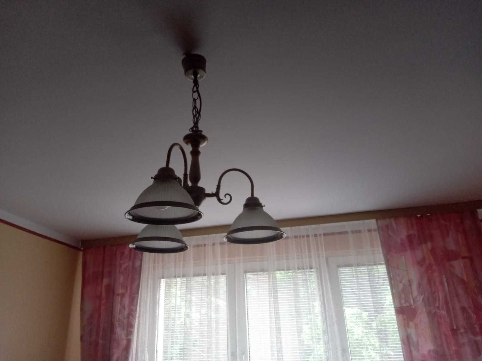 Stylowa lampa pokojowa.