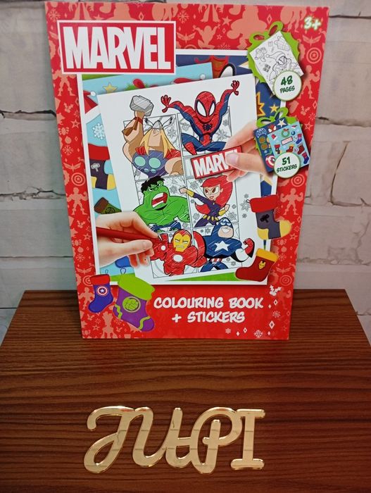 Kolorowanka i zestaw naklejek z motywami Marvela.