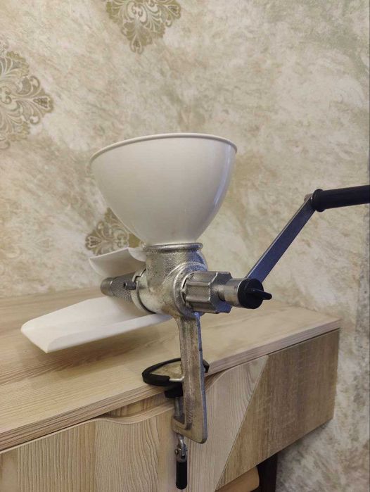 Чугунная ручная соковыжималка "Харьков СБЧ" для томатов и яблок