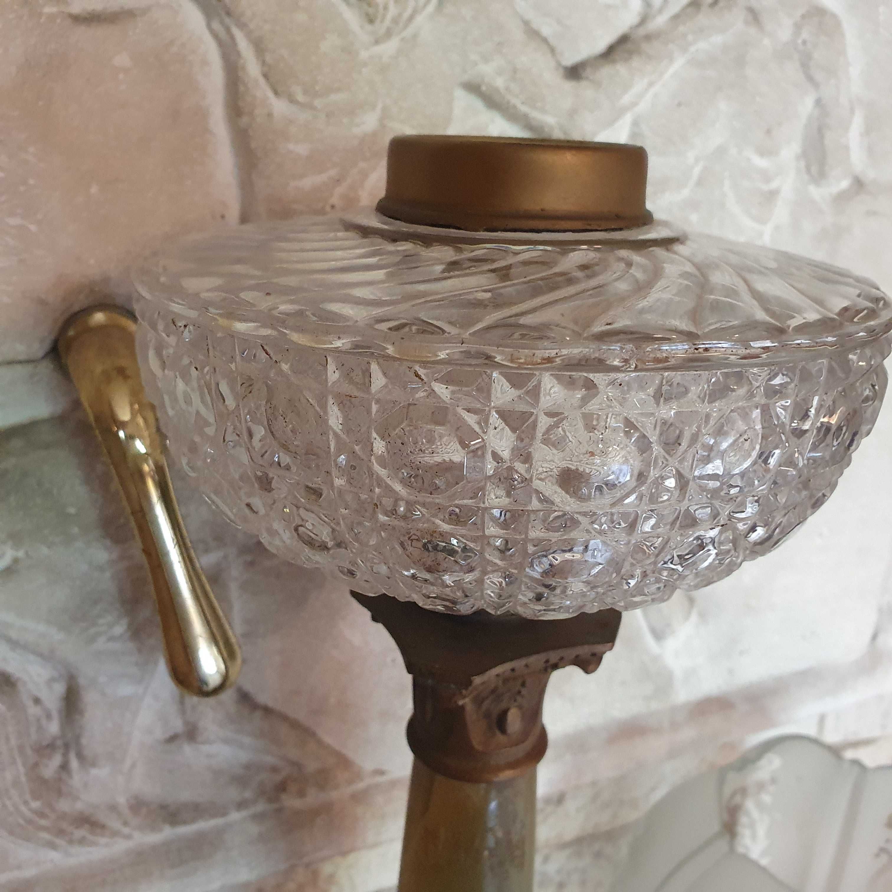 Sprawna lampa naftowa z XIX wieku