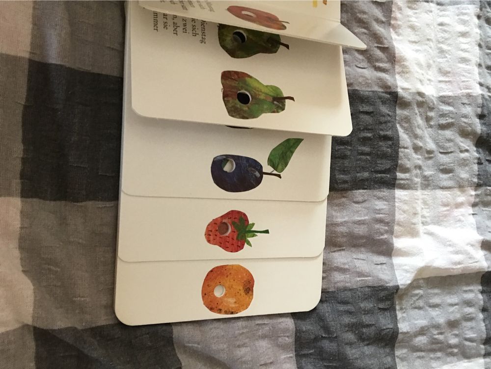 Bajka po niemiecku Eric Carle „Die kleine Raupe Nimmersatt”
