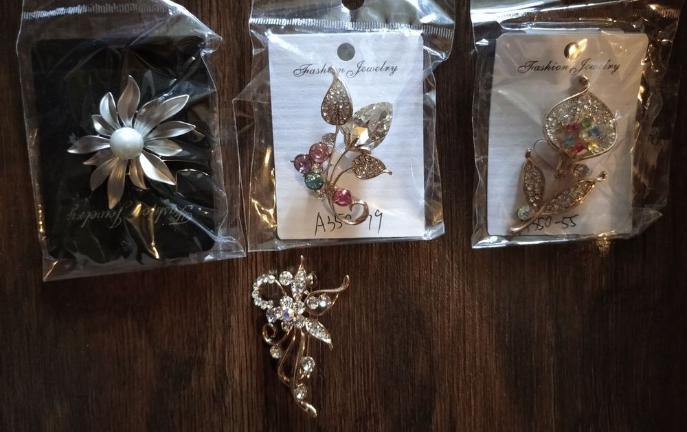 Брошка металева, жовтий/ білий метал, стрази/штучна перлина, нові.