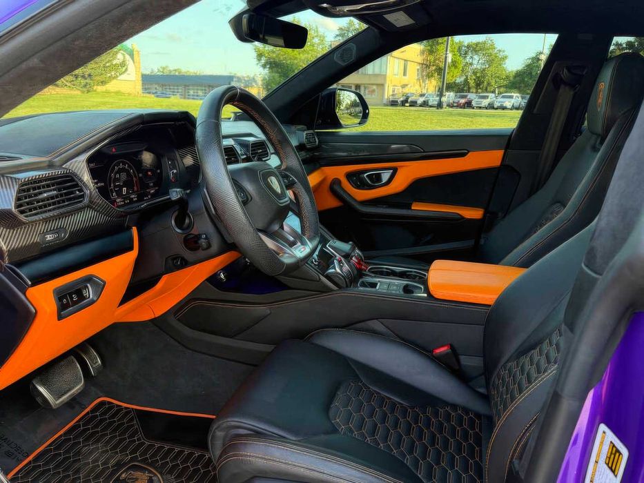 Lamborghini Urus      2022