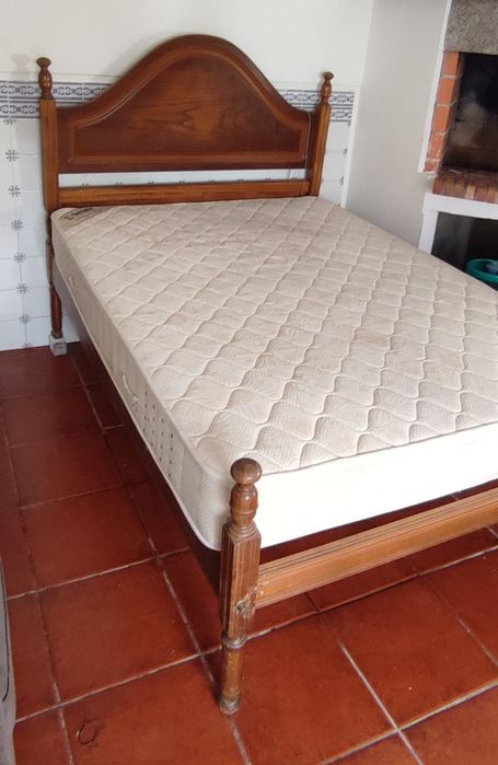 Vendo cama de madeira com colchão