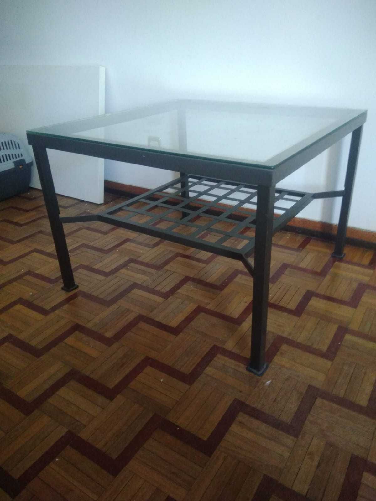 Mesa de ferro com vidro