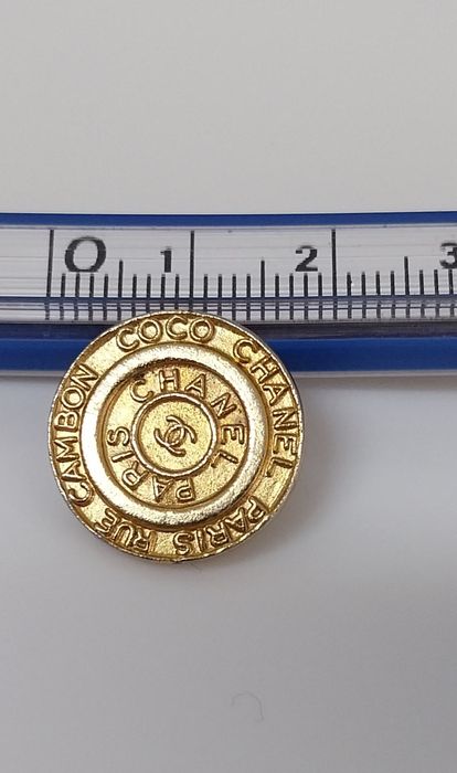 Conjunto de 2 botões antigos dourados Chanel