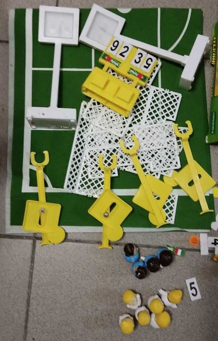 JOGO DE FUTEBOL - Marca Concentra, com tapete de filtro formando campo