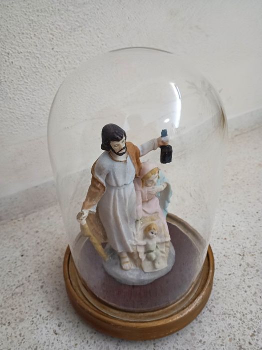 Belíssima sagrada família em marfinite com  redoma  em vidro e base em