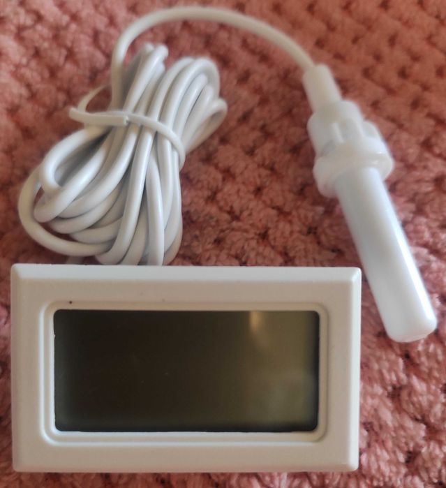 Цифровий термометр с датчиком температуры.Длина шнура 1 м.